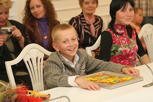 Leonid Chernovetskyi congratulated talented orphans on Family Day, 2009