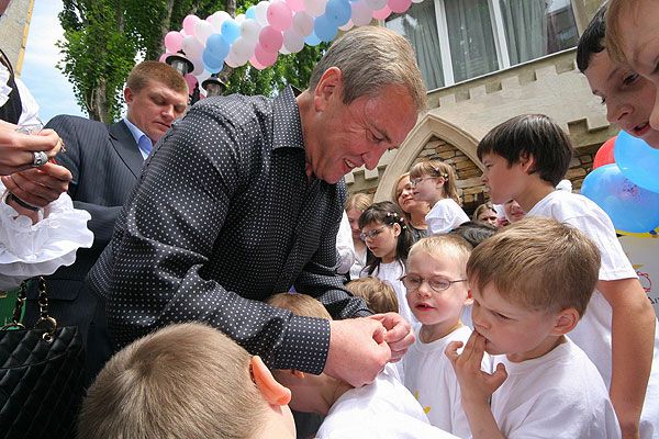 Леонид Черновецкий привез подарки жителям «Города счастливых детей»